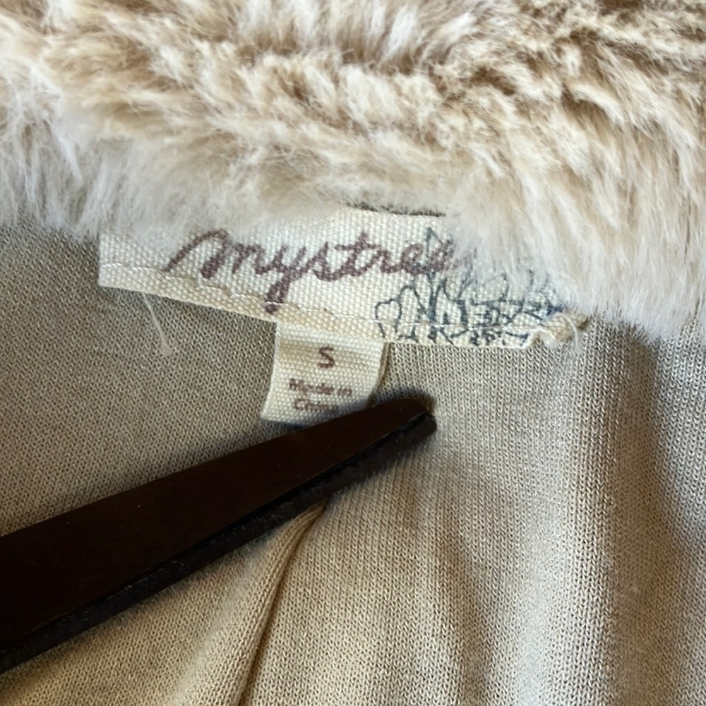 Boutique Soft Luxurious Sweater / Light Jacket - Picture 3 of 10